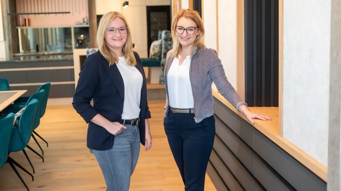 Lena und Katja Schroll, Geschäftsführerinnen der Franz Schroll GmbH, im Porträt.